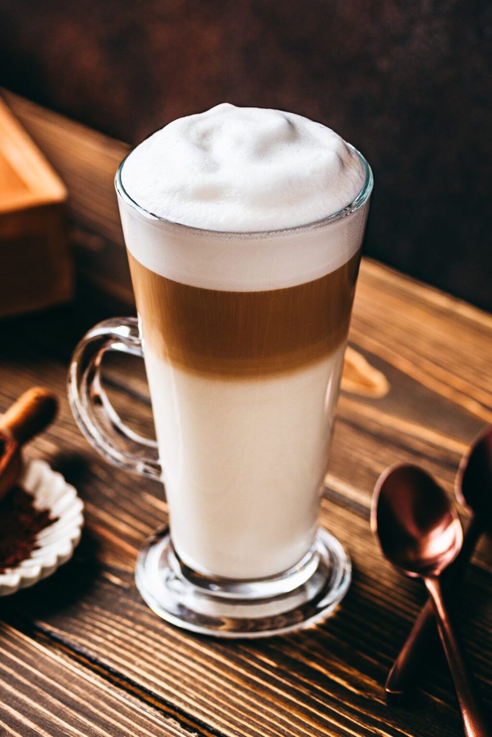 Espacio de SIDAMO con flores y plantas de café